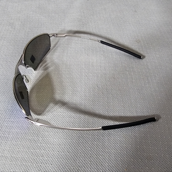 Oakley Whisker - Satin Chrome/Prizm Polarized Fit: Narrow - Size: L (134mm) - Picture 7 of 8